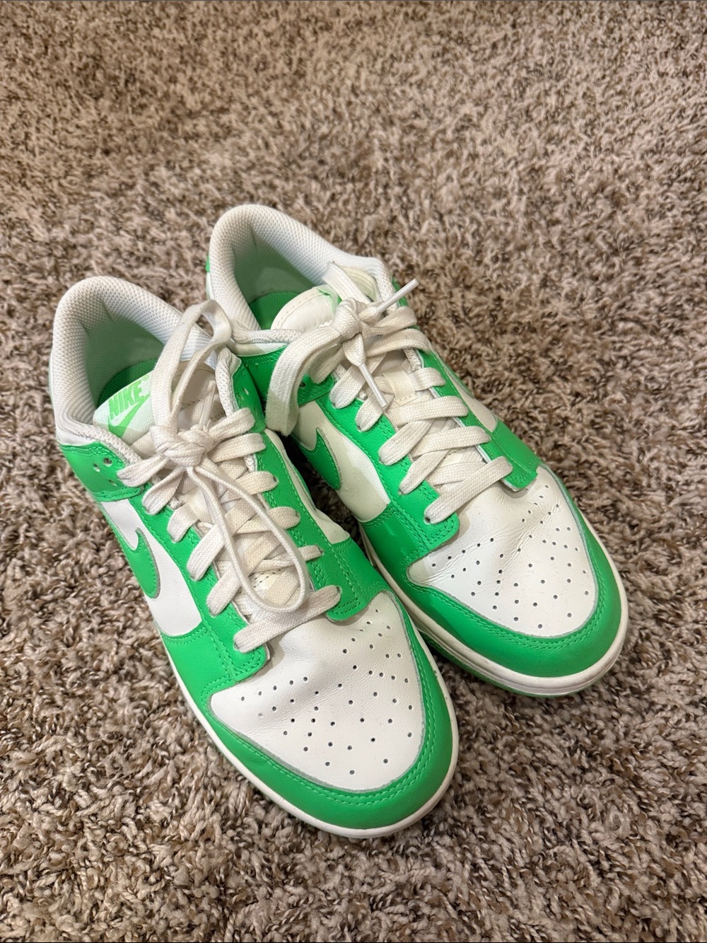 Nike Low-Top Sneakers in White and Green